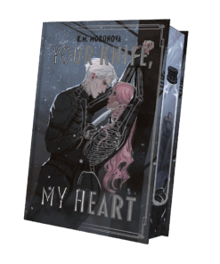 2025-11-Your Knife My Heart-Mockup Thermo und Lack.png